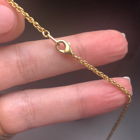 - Large Rectangular Faceted Clear stone W/ Gold Tone Chain and Flower. - Picture 4 of 9